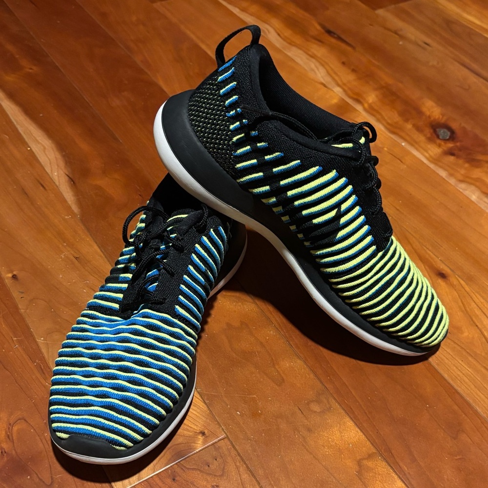 Nike Roshe Two FlyKnit Vibrant Striped Sneakers Sz-8
